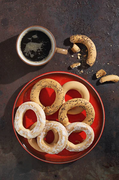 Olika bagels i tallrik och kaffe — Stockfoto