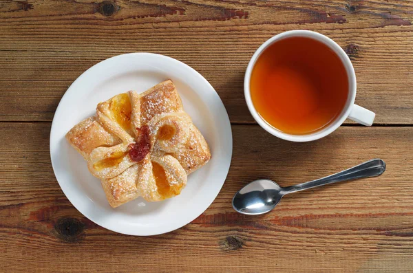 Buchta s marmeládou a čaje — Stock fotografie