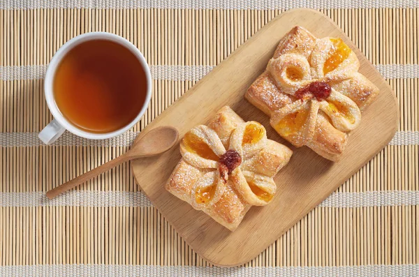 Sweet bun and tea — Stock Photo, Image
