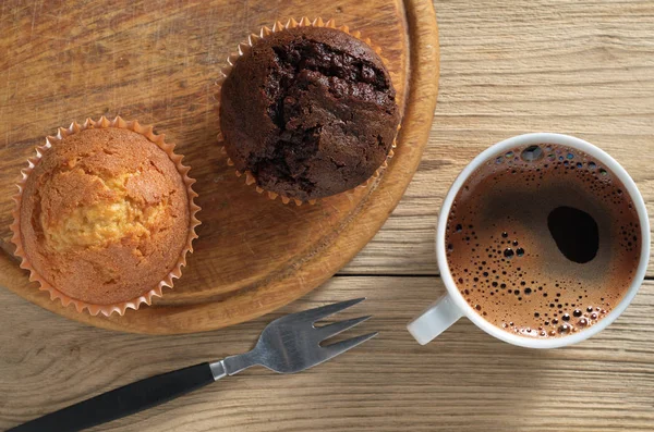 Cupcakes und Kaffeetasse — Stockfoto