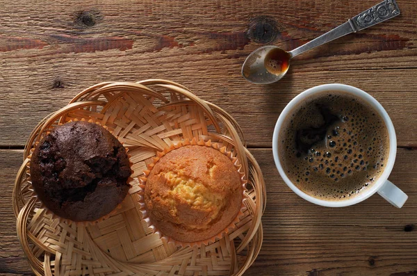 Xícara de café e muffins — Fotografia de Stock