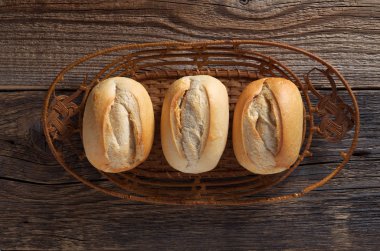 Hasır tabakta Fransız çörekleri