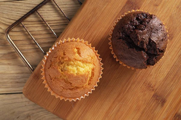 Bolinhos de chocolate e baunilha — Fotografia de Stock