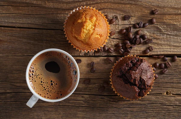 Xícara de café e dois muffins — Fotografia de Stock