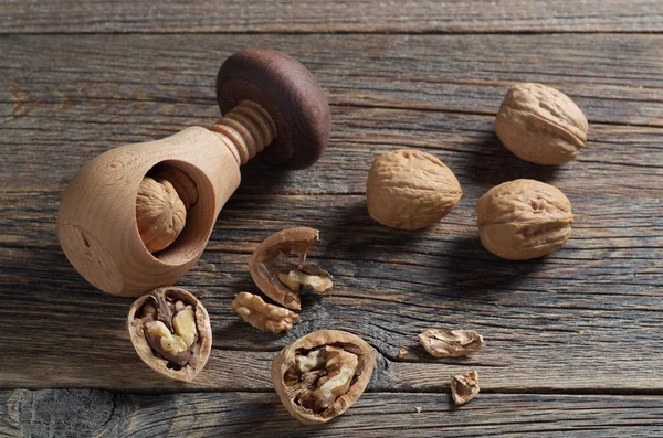 Kenari dan pemecah kacang kayu — Stok Foto