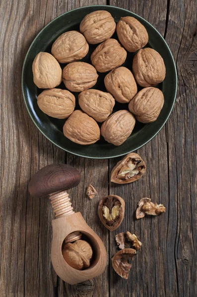 Cascanueces y nueces en plato — Foto de Stock