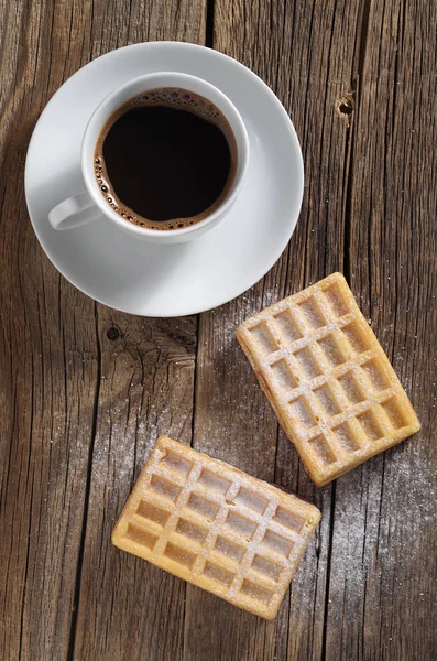 Dois waffles doces e café — Fotografia de Stock