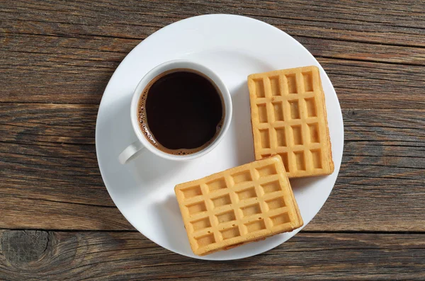 Teller mit Waffeln und Kaffee — Stockfoto