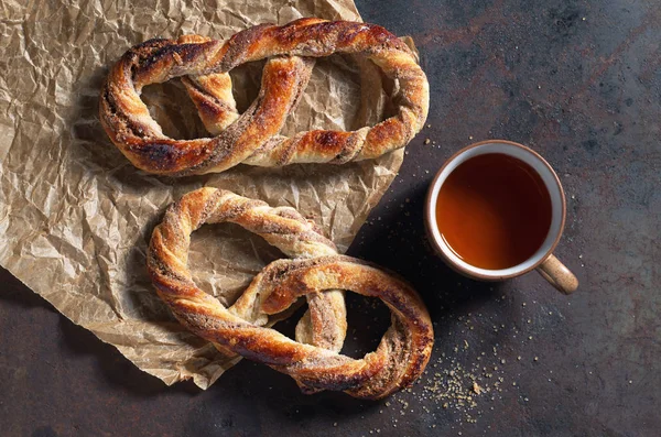 Pretzels med socker och te — Stockfoto