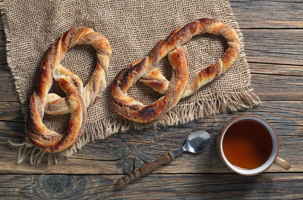 Sweet pretzels and tea — 图库照片