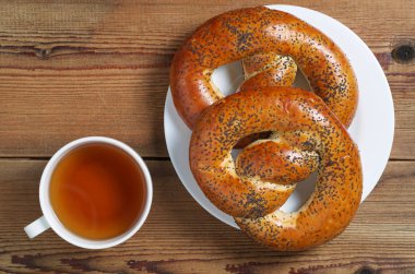 Yumuşak haşhaşlı kraker ve çay.