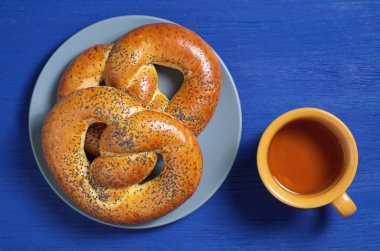 Haşhaşlı kraker ve çay fincanı.