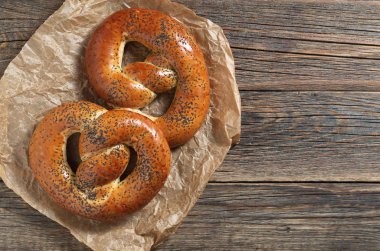 İki tane haşhaşlı kraker.