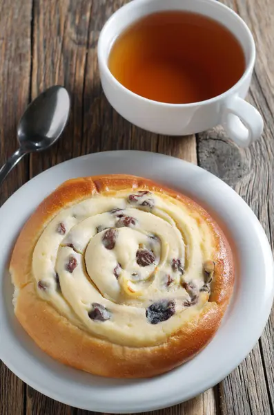 Fresh bun with cottage cheese and tea — Stock Photo, Image