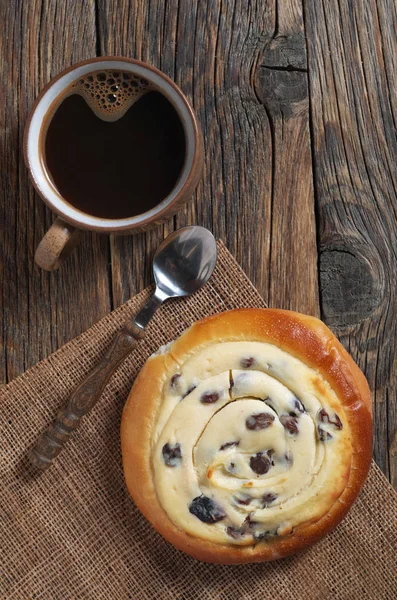 Bollo con requesón y café —  Fotos de Stock