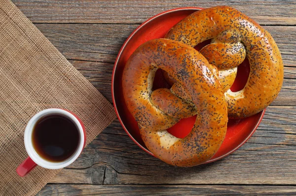 Poppy pretzels och te — Stockfoto