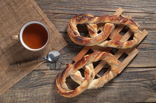 Sweet pretzels and tea — 图库照片