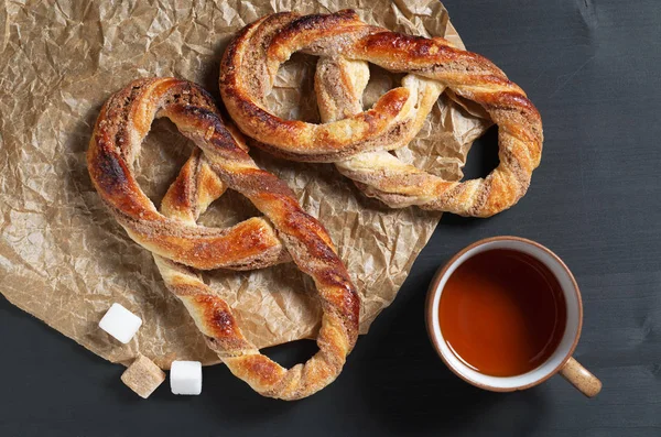 Brezeln mit Zucker und Tee — Stockfoto