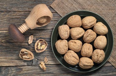 Tabakta ceviz ve fındıkkıran.