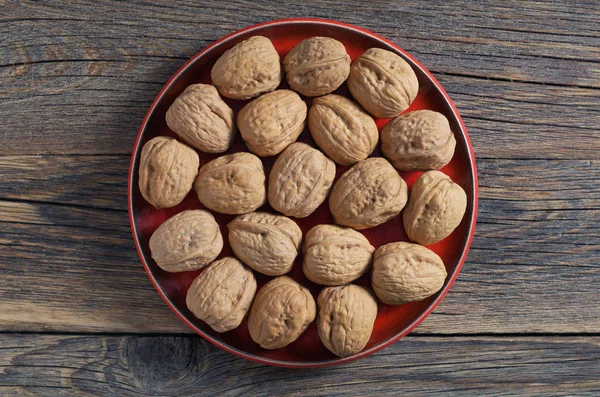 Орехи на тарелке — стоковое фото
