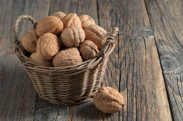 Орехи в деревянной корзине — стоковое фото