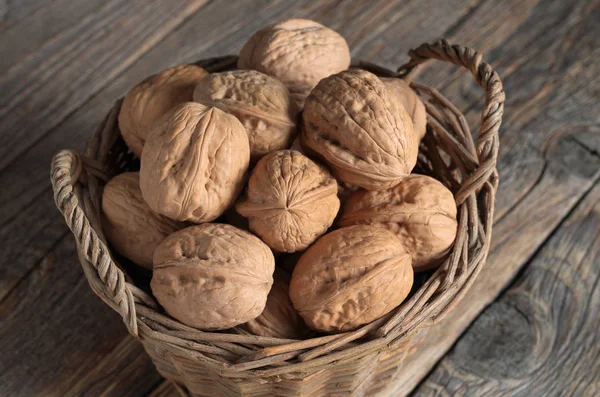 Vlašské ořechy ve starém košíku — Stock fotografie