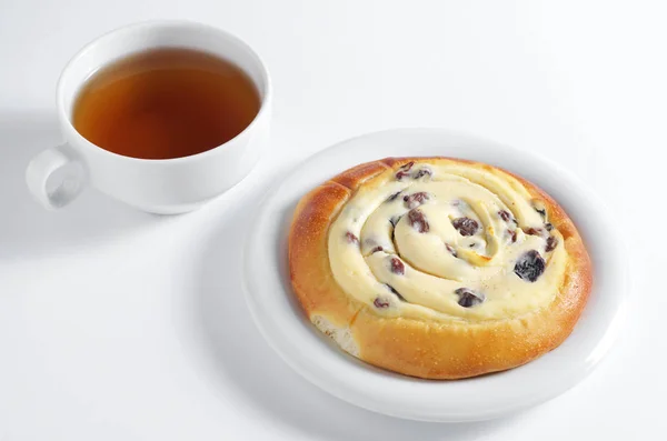 Tasty bun with cottage cheese and tea — Stock Photo, Image