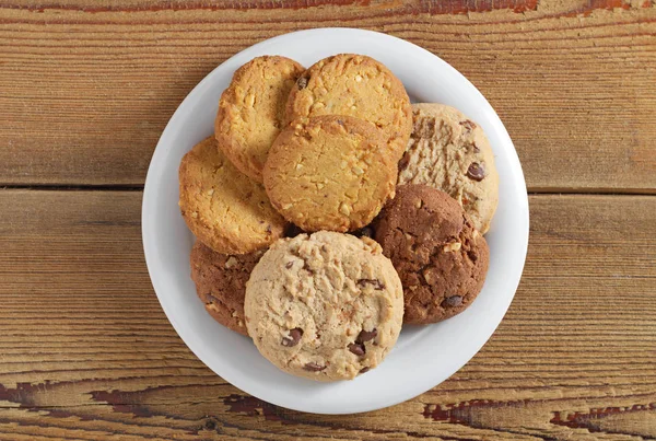 Varias galletas en plato — Foto de Stock