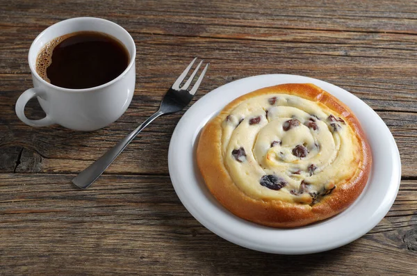 Bollo con requesón y café —  Fotos de Stock