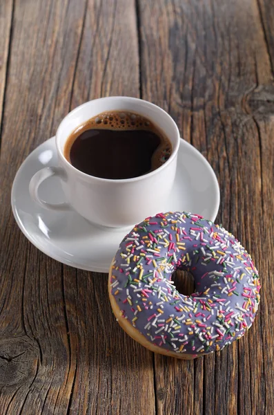 Donut und Kaffee — Stockfoto