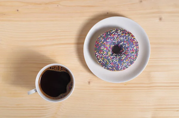 Coffee cup with donut — Stock Photo, Image