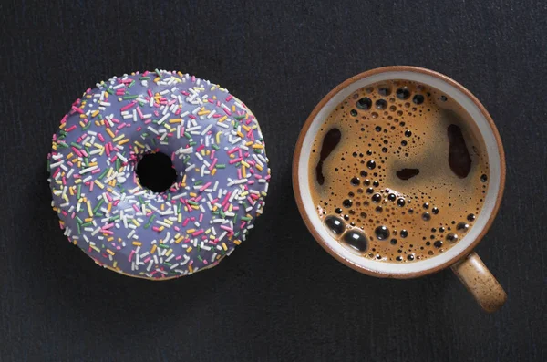 Blauwe donut en koffie — Stockfoto