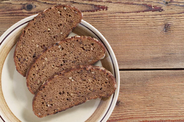 Irisan roti hitam di piring — Stok Foto