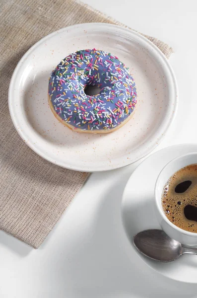 Donut e xícara de café — Fotografia de Stock
