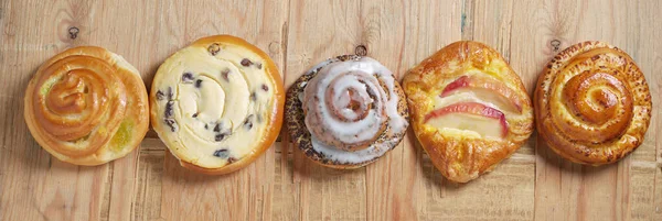 Verschillende Heerlijke Verse Gebakjes Oude Houten Achtergrond Bovenaanzicht — Stockfoto