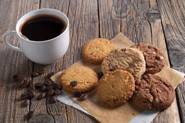 おいしいクッキーと素朴な木製のテーブルの上のコーヒーカップ — ストック写真