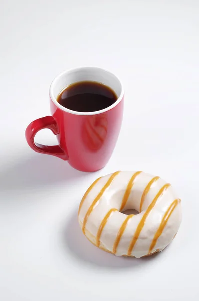 Vista Alto Angolo Ciambella Smaltata Tazza Caffè Rosso Sul Tavolo — Foto Stock