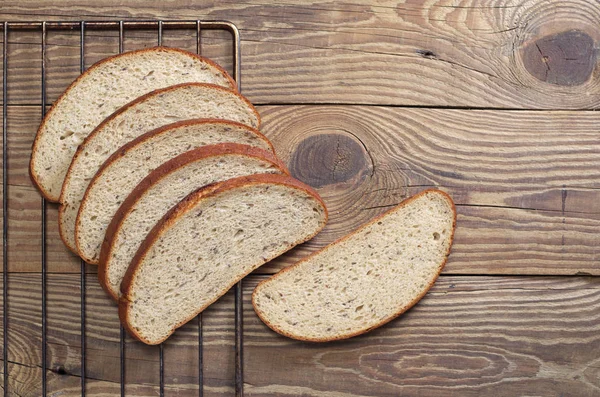 木制桌子上新鲜烘焙的传统面包 顶部视图 — 图库照片