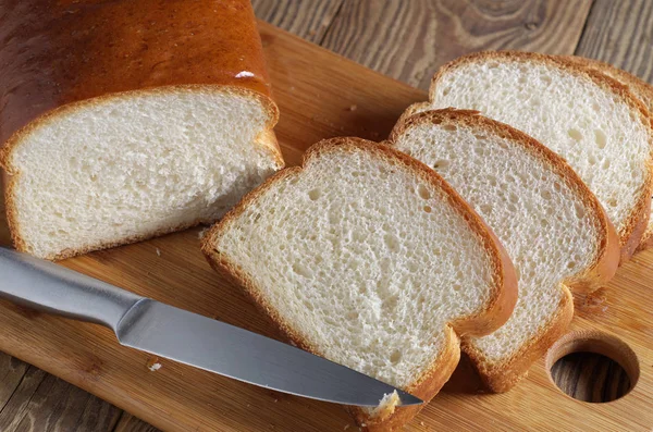 切菜板上的切碎小麦面包和小刀 — 图库照片