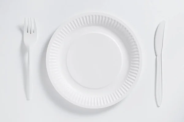 Бумажная Тарелка Вилка Нож Белом Фоне Вид Сверху Одноразовая Посуда — стоковое фото