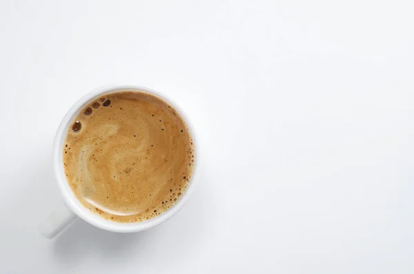 白を基調としたコーヒーカップ コピースペース付きのトップビュー — ストック写真