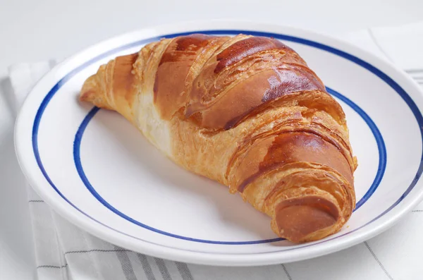 Croissant Tallrik Bordet Närbild — Stockfoto