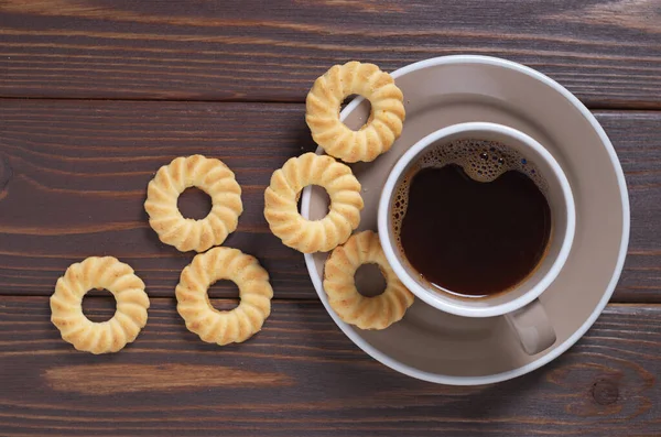 ショートブレッドクッキーとコーヒーの木の背景 トップビュー — ストック写真