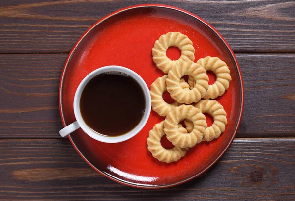 Biscuits Café Savoureux Sur Une Assiette Rouge Sur Une Table — Photo