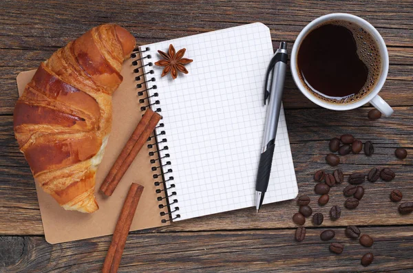 Tazza Caffè Croissant Notebook Sfondo Legno Vista Dall Alto — Foto Stock