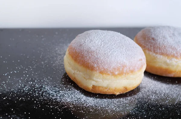 Donuts Polvilhado Com Açúcar Confeiteiro Fundo Metal Preto — Fotografia de Stock