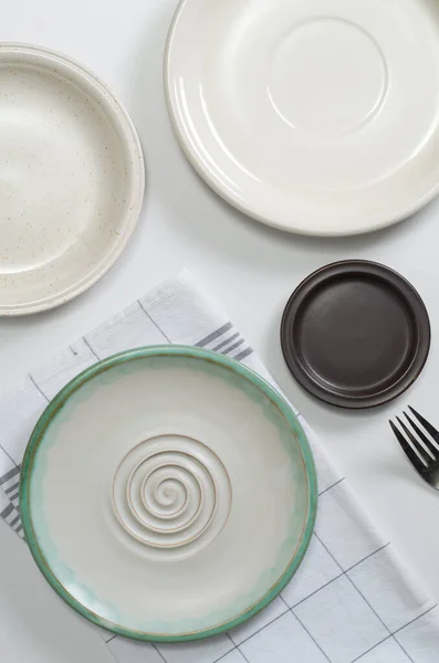Διάφορα Άδεια Πιάτα Λευκό Τραπέζι Πάνω Όψη — Φωτογραφία Αρχείου