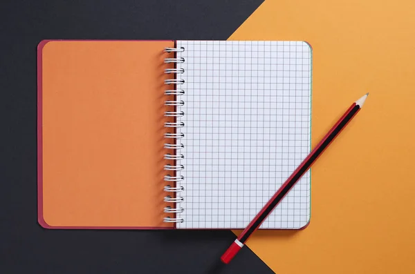 彩色背景的笔记本和铅笔 顶部视图 复制空间 — 图库照片