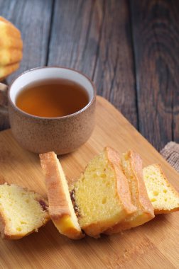 Kekler dilimlenmiş ve bütün olarak koyu ahşap masa üzerinde kesilmiş. 