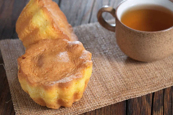 Kekler Bir Fincan Çay Koyu Ahşap Masaya Yakın — Stok fotoğraf